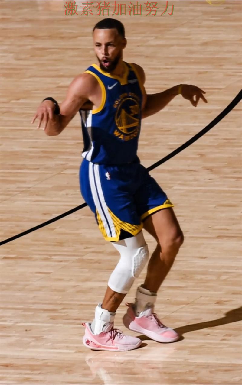 库里关键时刻接管比赛成为焦点 库里关键时刻接管比赛成为焦点